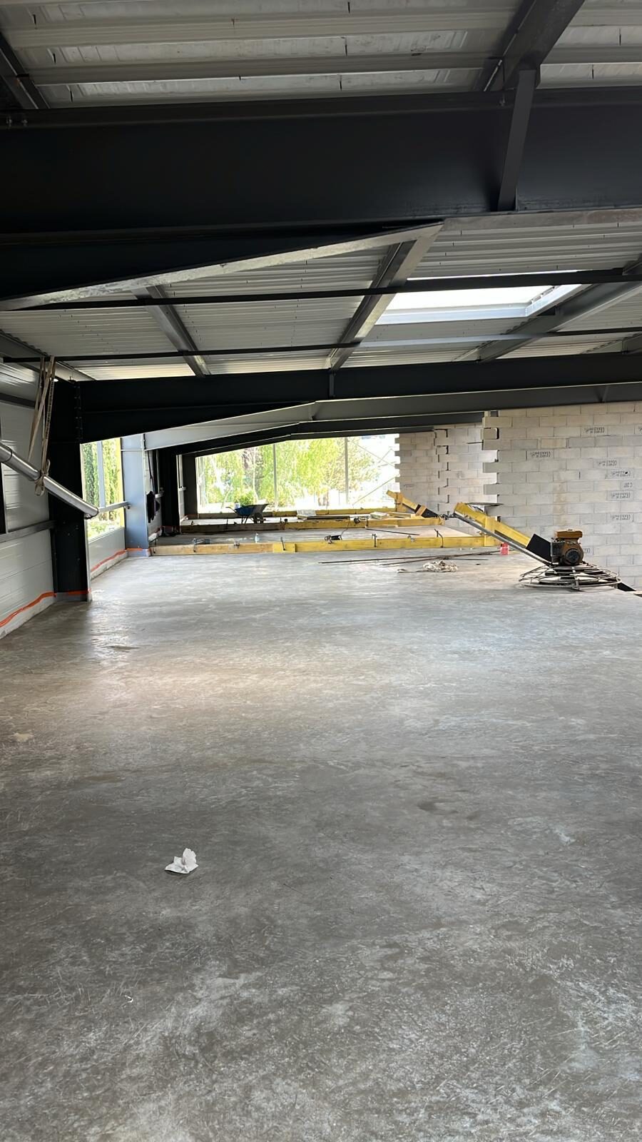Local en gros œuvre avec dalle béton sur un chantier BVL