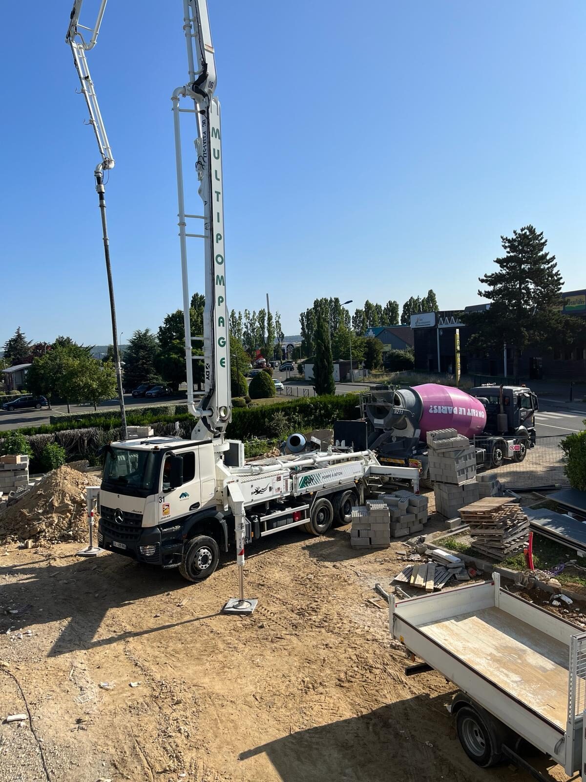 Coulage de béton au camion-pompe sur un chantier BVL