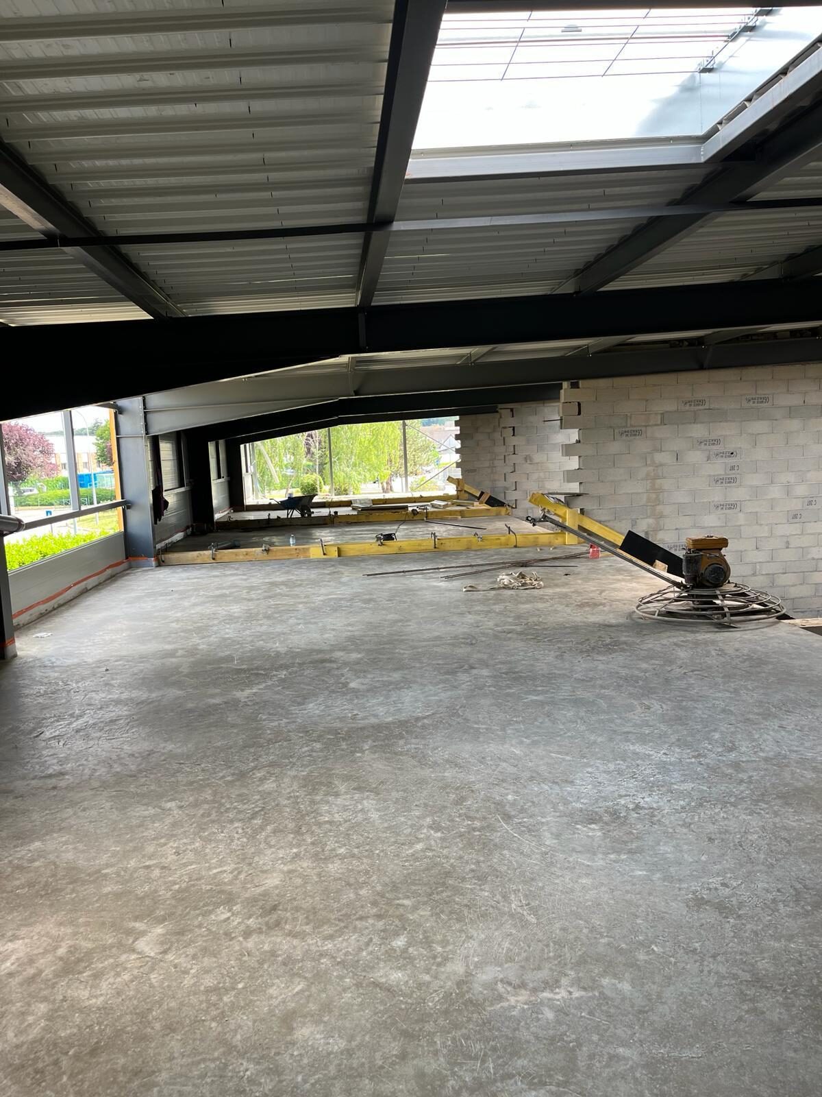 Grand local en construction avec ouverture