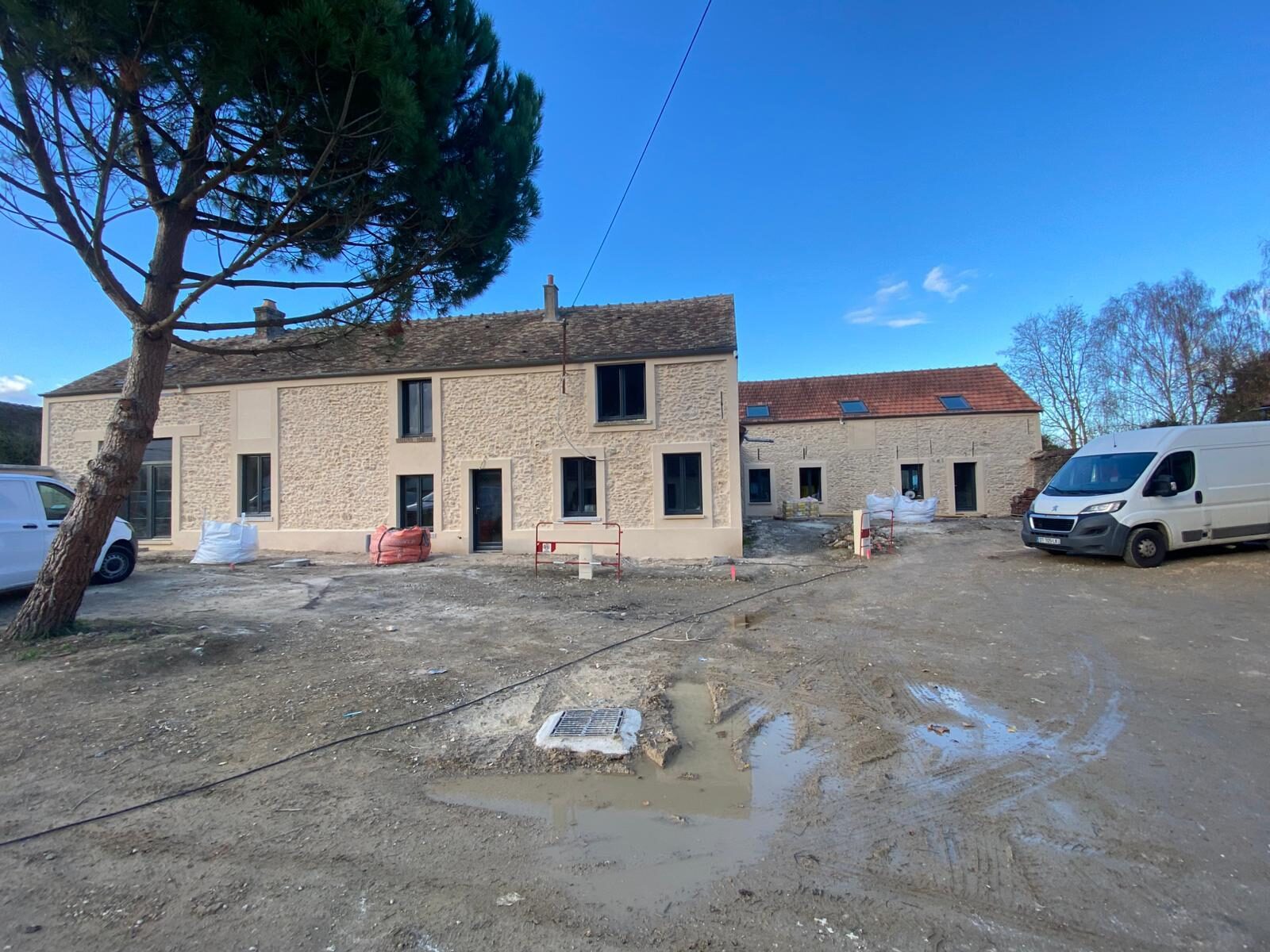 Façade de longère en cours de rénovation