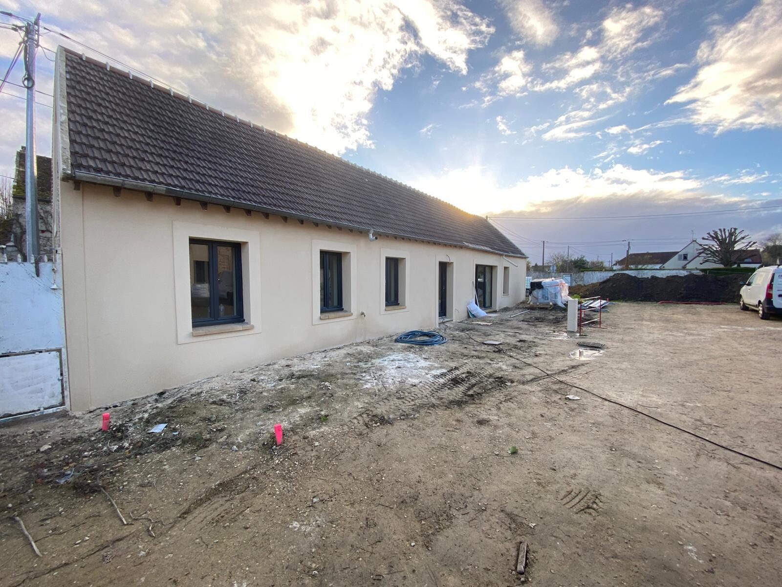 Maison rénovée, extérieur au crépuscule