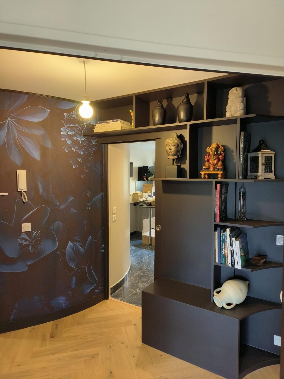 Aménagement intérieur avec mur d'accent et rangements