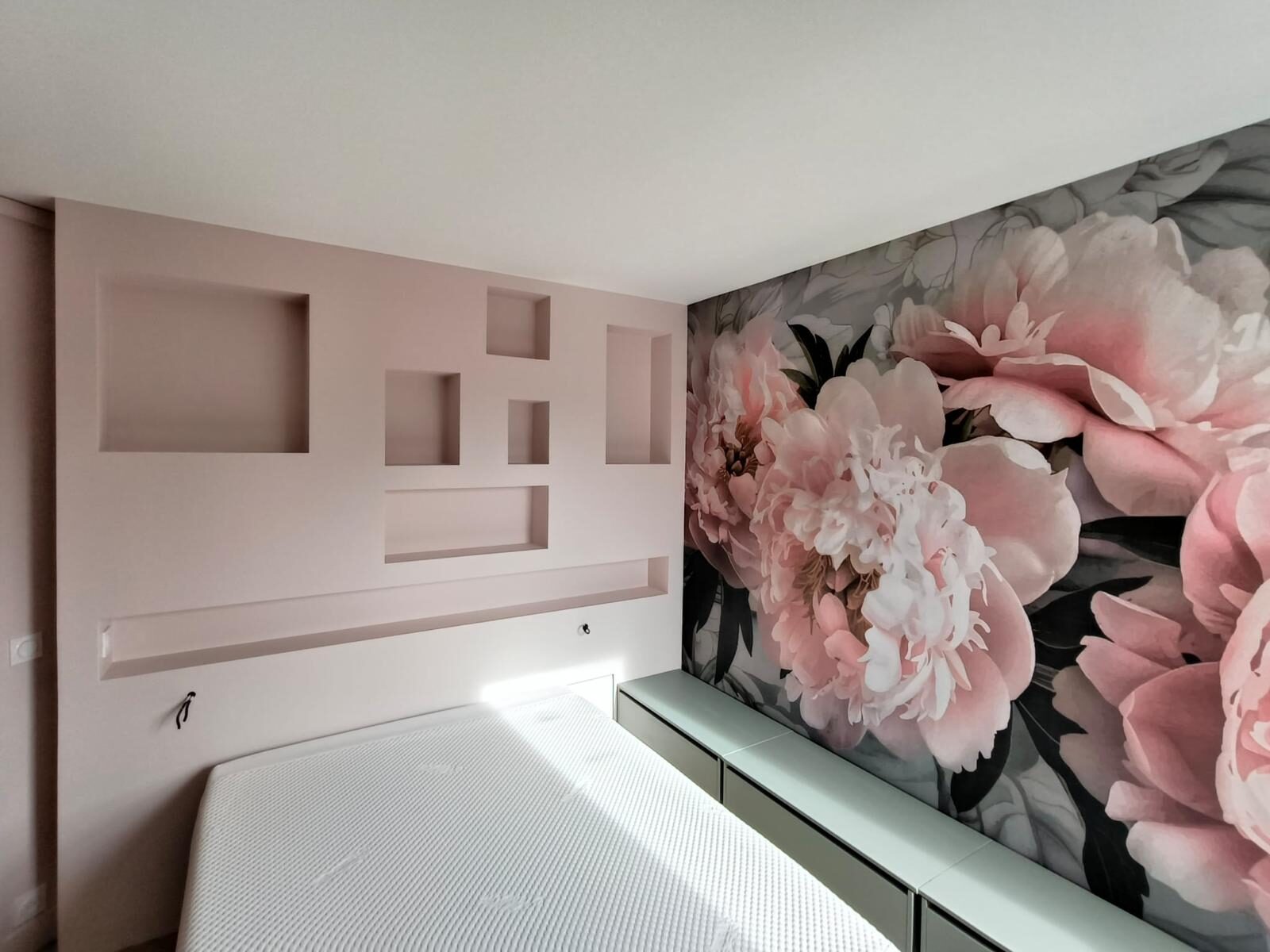 Chambre rénovée avec décor mural