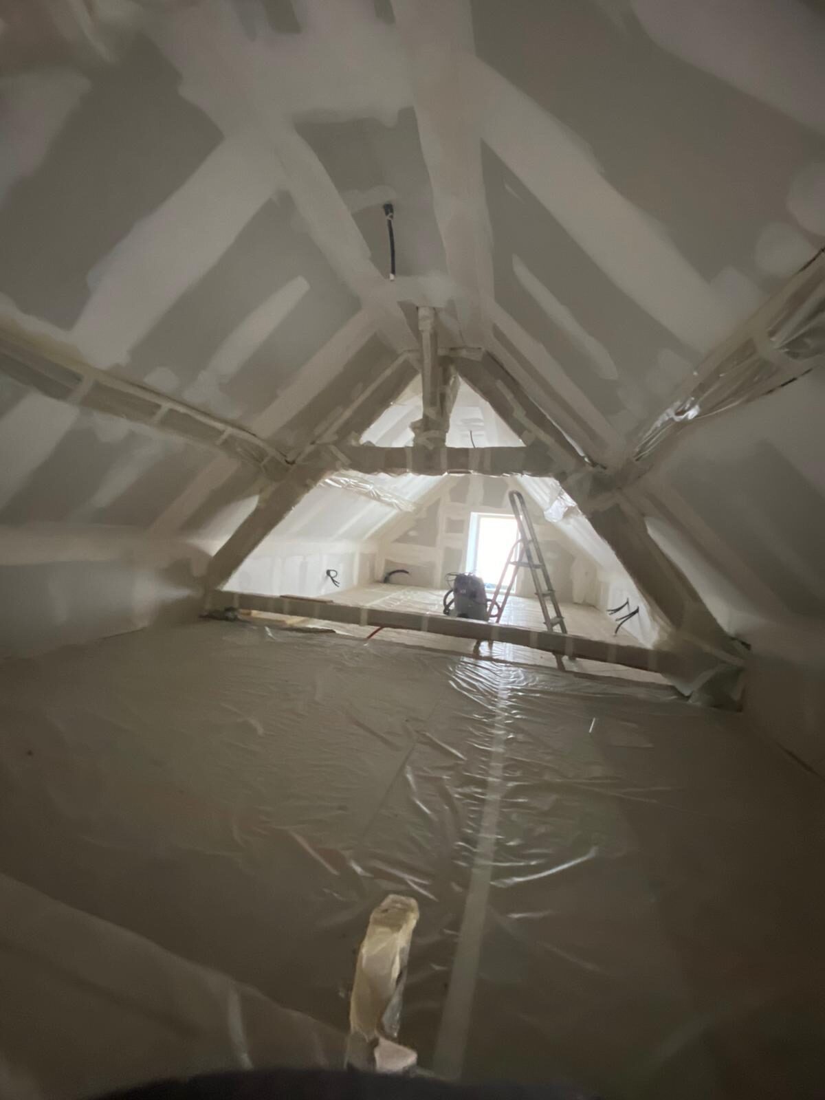 Combles sous charpente, finition blanche