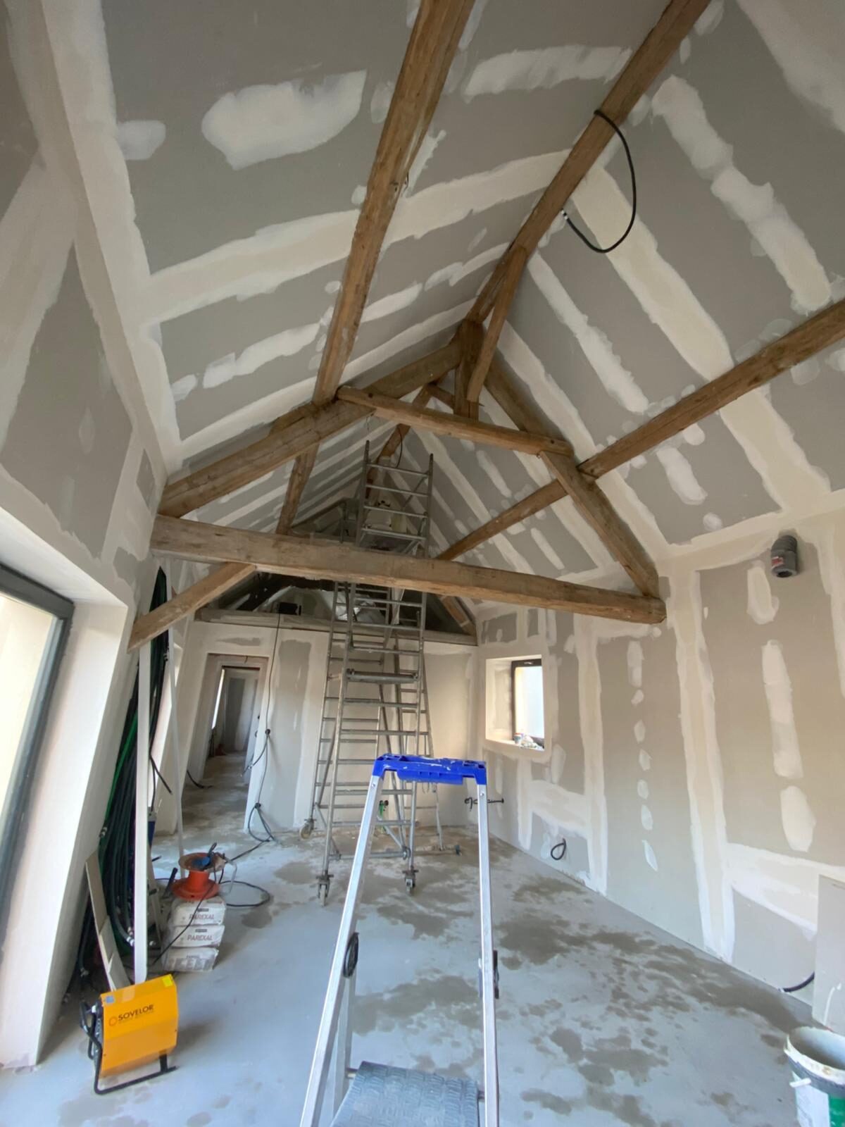 Pièce sous charpente apparente en rénovation