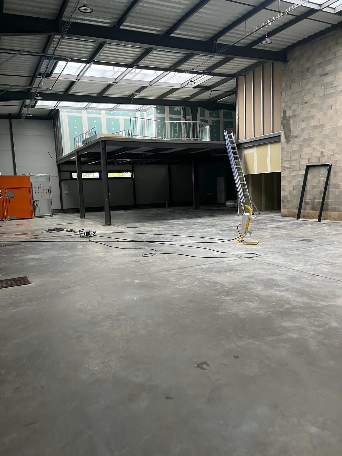 Local avec mezzanine en construction