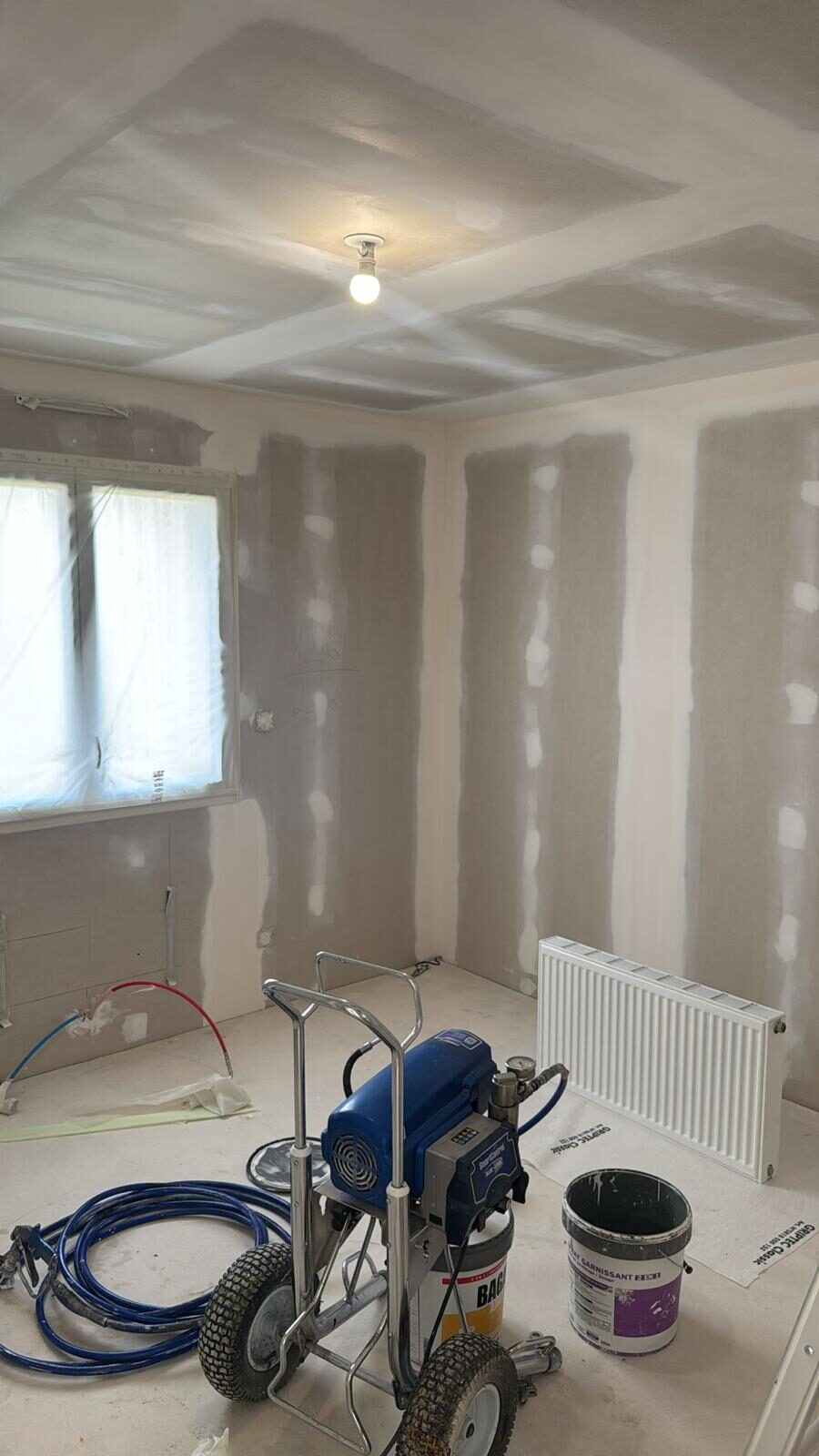 Pièce en cours de plâtrerie et de finitions