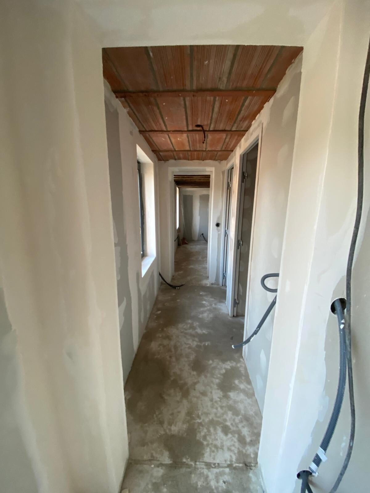 Couloir avec plafond habillé de bois
