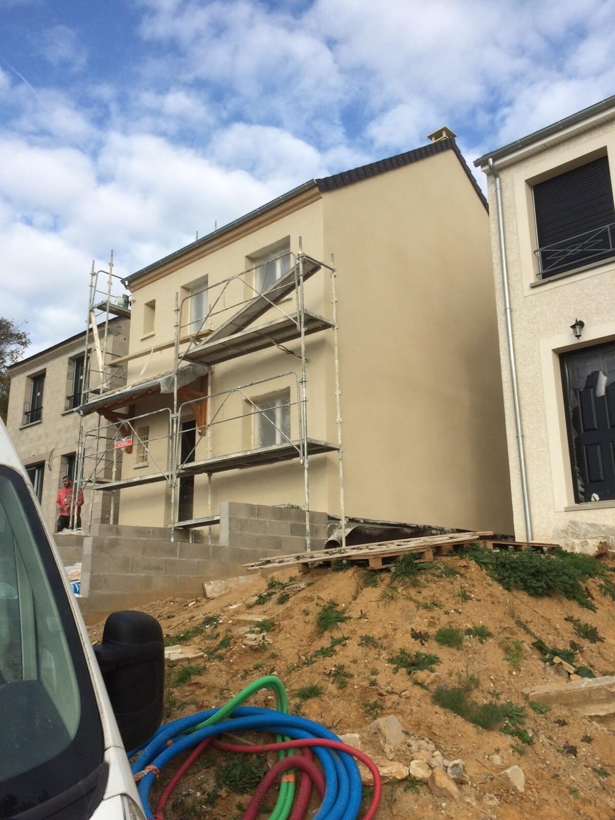 Maison en rénovation avec échafaudage