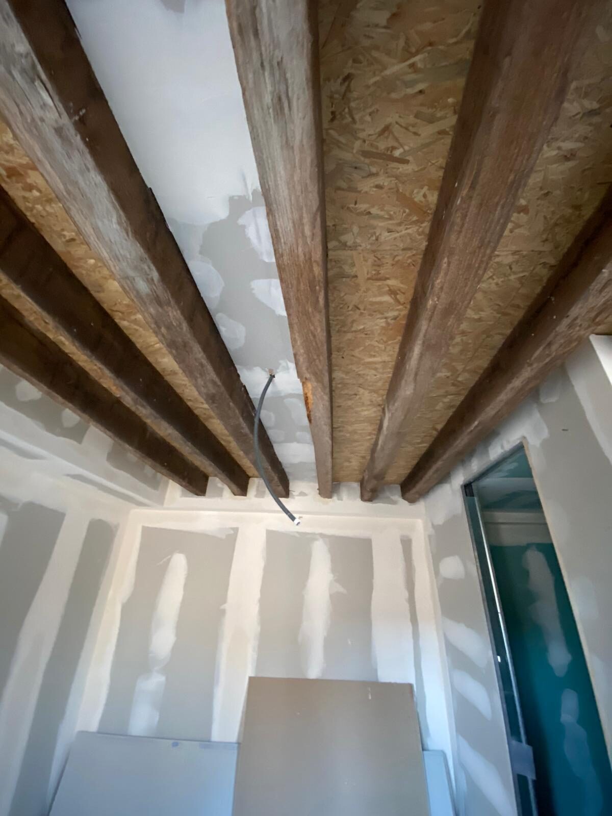 Plafond à poutres apparentes rénové